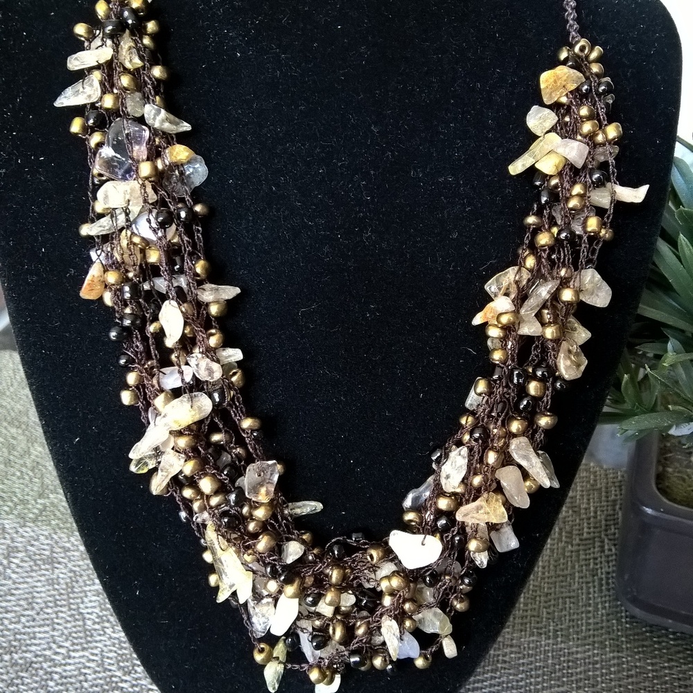 ARTISANAL HANDCRAFTED NECKLACE WITH QUARTZ CHIPS